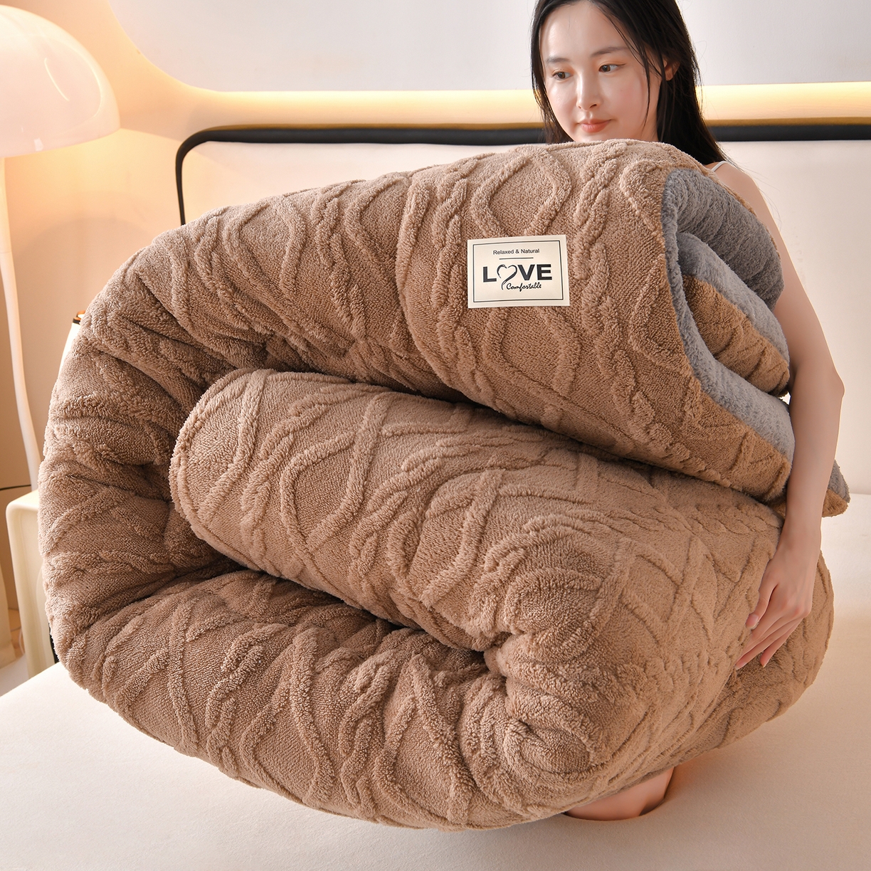 91家纺网 家纺一手货源 找家纺 宇豪家纺 2025新款塔芙绒被子羊羔绒冬被 咖色