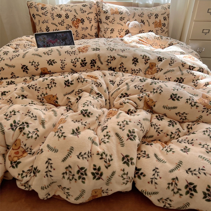 91家纺网 家纺一手货源 找家纺 红嘴企鹅 2025新款精致印花牛奶绒四件套 摩卡熊