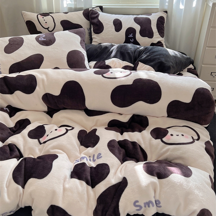 91家纺网 家纺一手货源 找家纺 红嘴企鹅 2025新款精致印花牛奶绒四件套 奶油萌狗