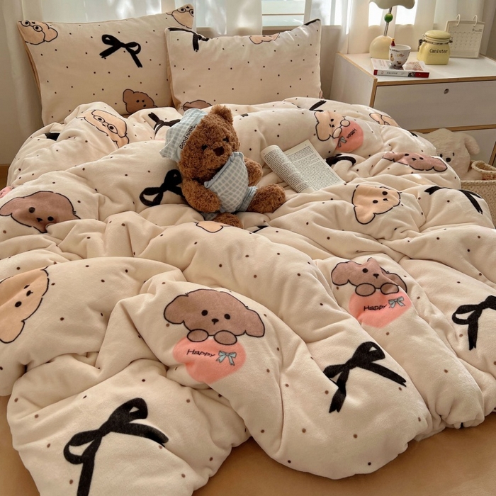 91家纺网 家纺一手货源 找家纺 红嘴企鹅 2025新款精致印花牛奶绒四件套 牛奶绒-舞蝶结狗狗