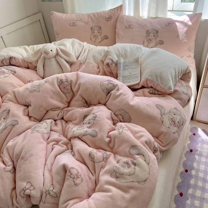 91家纺网 家纺一手货源 找家纺 红嘴企鹅 2025新款精致印花牛奶绒四件套 牛奶绒-羞羞猫