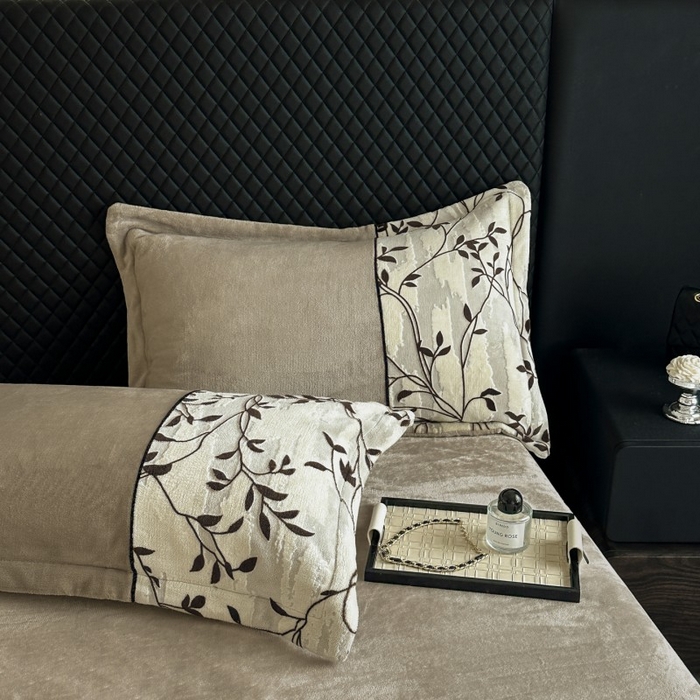 91家纺网 家纺一手货源 找家纺 诺梵家纺 2025新款拼接雕花牛奶绒四件套 布朗棕