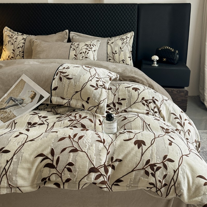 91家纺网 家纺一手货源 找家纺 诺梵家纺 2025新款拼接雕花牛奶绒四件套 布朗棕