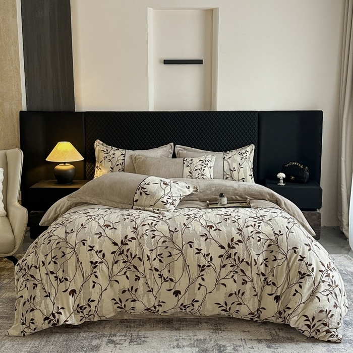 91家纺网 家纺一手货源 找家纺 诺梵家纺 2025新款拼接雕花牛奶绒四件套 布朗棕