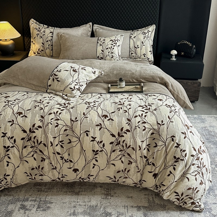 91家纺网 家纺一手货源 找家纺 诺梵家纺 2025新款拼接雕花牛奶绒四件套 布朗棕