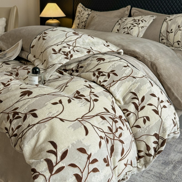 91家纺网 家纺一手货源 找家纺 诺梵家纺 2025新款拼接雕花牛奶绒四件套 布朗棕