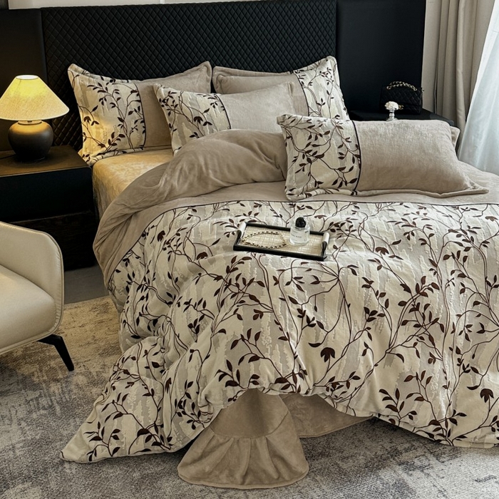 91家纺网 家纺一手货源 找家纺 诺梵家纺 2025新款拼接雕花牛奶绒四件套 布朗棕