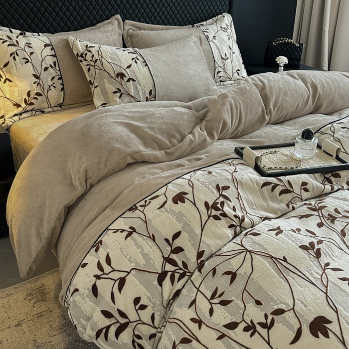 91家纺网 家纺一手货源 找家纺 诺梵家纺 2025新款拼接雕花牛奶绒四件套 布朗棕