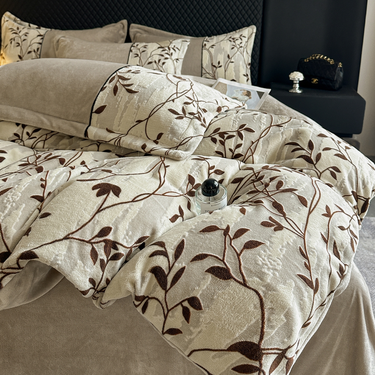 91家纺网 家纺一手货源 找家纺 诺梵家纺 2025新款拼接雕花牛奶绒四件套 布朗棕