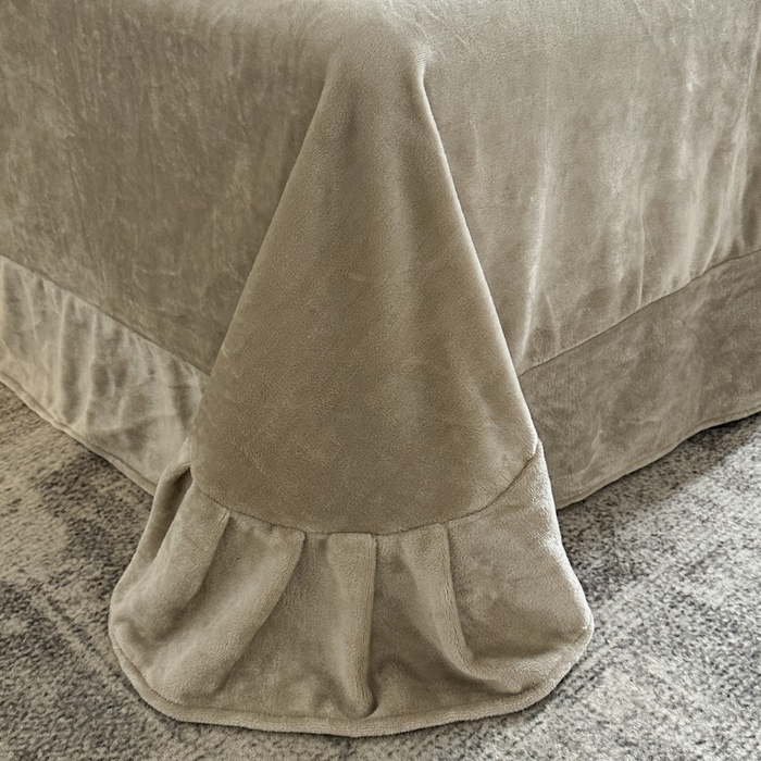 91家纺网 家纺一手货源 找家纺 诺梵家纺 2025新款拼接雕花牛奶绒四件套 布朗棕