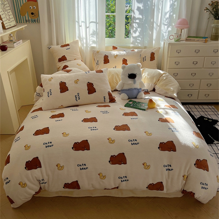 91家纺网 家纺一手货源 找家纺 红嘴企鹅 2025新款精致印花牛奶绒四件套 爬爬熊