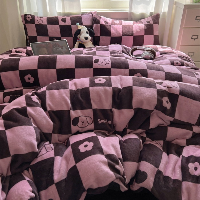 91家纺网 家纺一手货源 找家纺 红嘴企鹅 2025新款精致印花牛奶绒四件套 棋盘格小狗