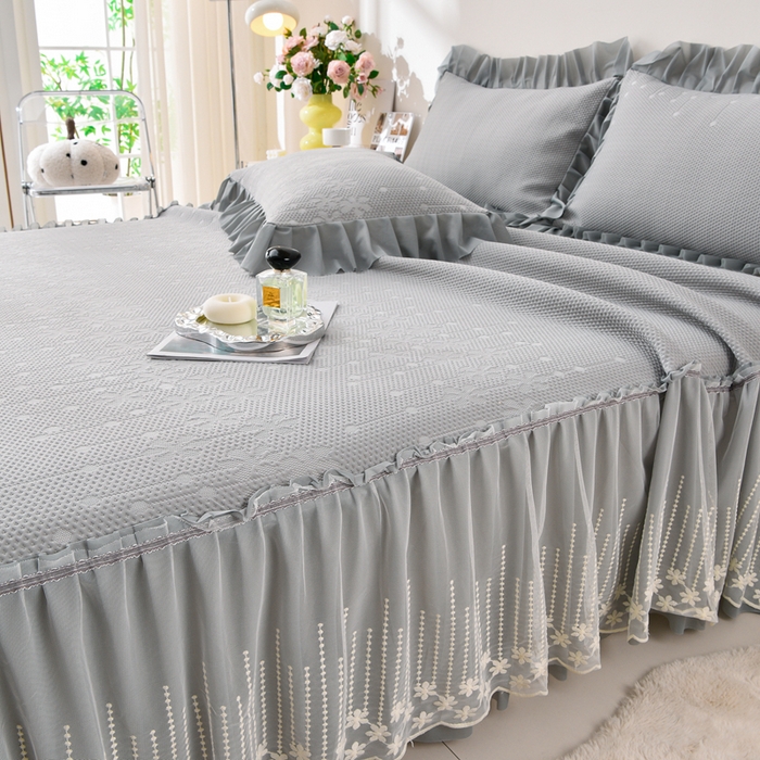 91家纺网 家纺一手货源 找家纺 梵克保罗 2025新款凉感豆豆床裙夏被四件套 幸运花 高级灰