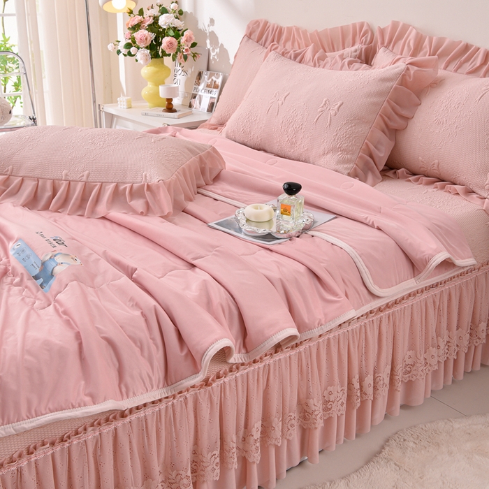 91家纺网 家纺一手货源 找家纺 梵克保罗 2025新款凉感豆豆床裙夏被四件套 花梦蝶 粉