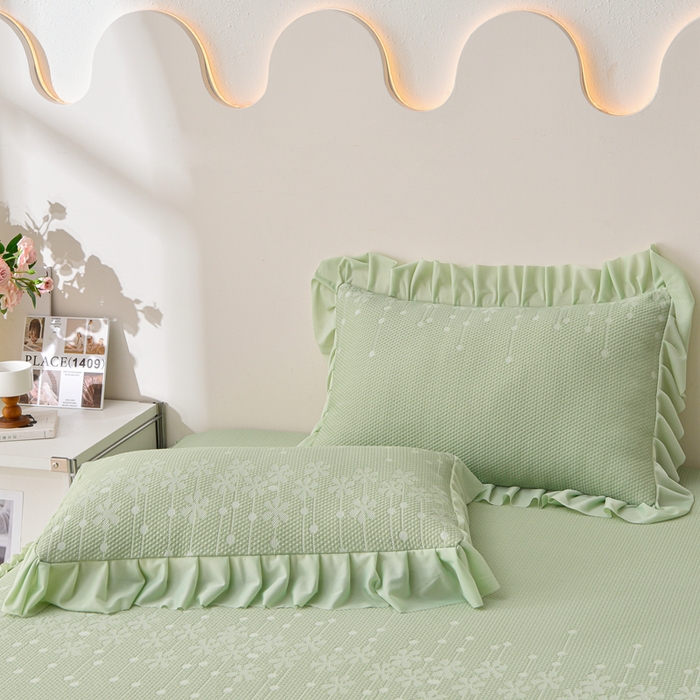 91家纺网 家纺一手货源 找家纺 梵克保罗 2025新款凉感豆豆床裙夏被四件套 幸运花 香草绿