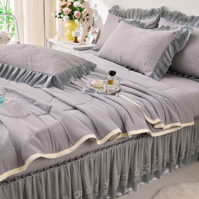 91家纺网 家纺一手货源 找家纺 梵克保罗 2025新款凉感豆豆床裙夏被四件套 花梦蝶 高级灰