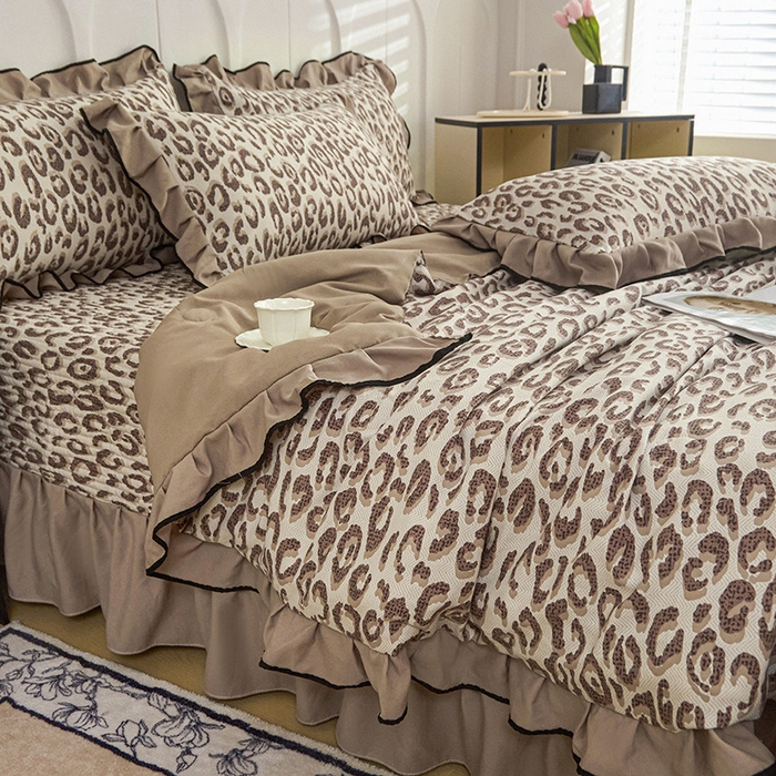 91家纺网 家纺一手货源 找家纺 梵克保罗 2025春夏新款有氧双层纱印花夹棉床盖四件套夏被四件套 豹影流光