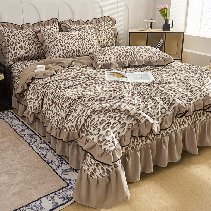 91家纺网 家纺一手货源 找家纺 梵克保罗 2025春夏新款有氧双层纱印花夹棉床盖四件套夏被四件套 豹影流光