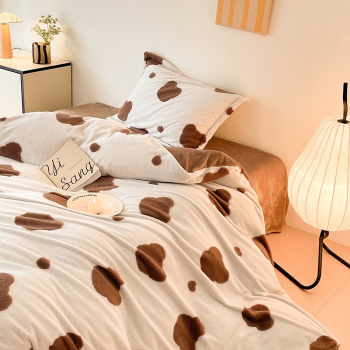 川悦生活 2025新款A类300克高克重提花牛奶绒四件套 奶咖熊仔