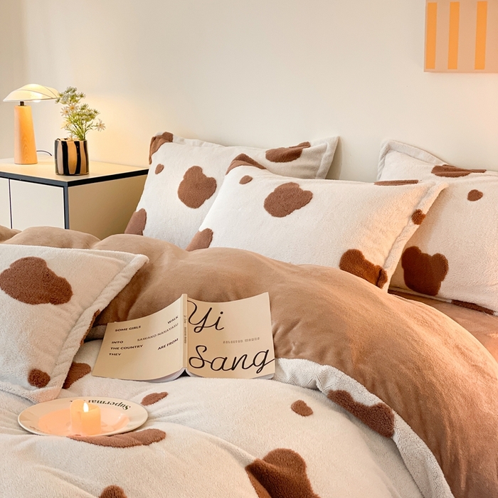 91家纺网 家纺一手货源 找家纺 川悦生活 2025新款A类300克高克重提花牛奶绒四件套 奶咖熊仔