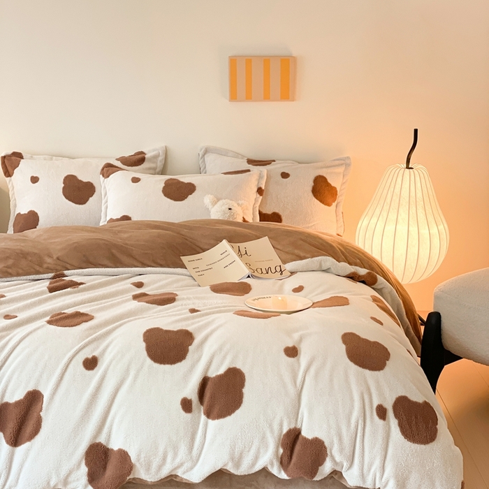 91家纺网 家纺一手货源 找家纺 川悦生活 2025新款A类300克高克重提花牛奶绒四件套 奶咖熊仔