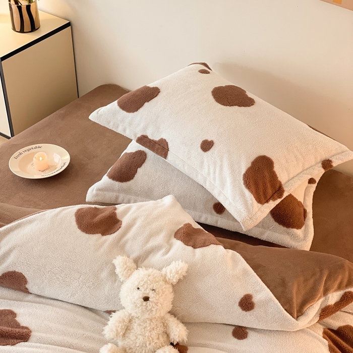 91家纺网 家纺一手货源 找家纺 川悦生活 2025新款A类300克高克重提花牛奶绒四件套 奶咖熊仔