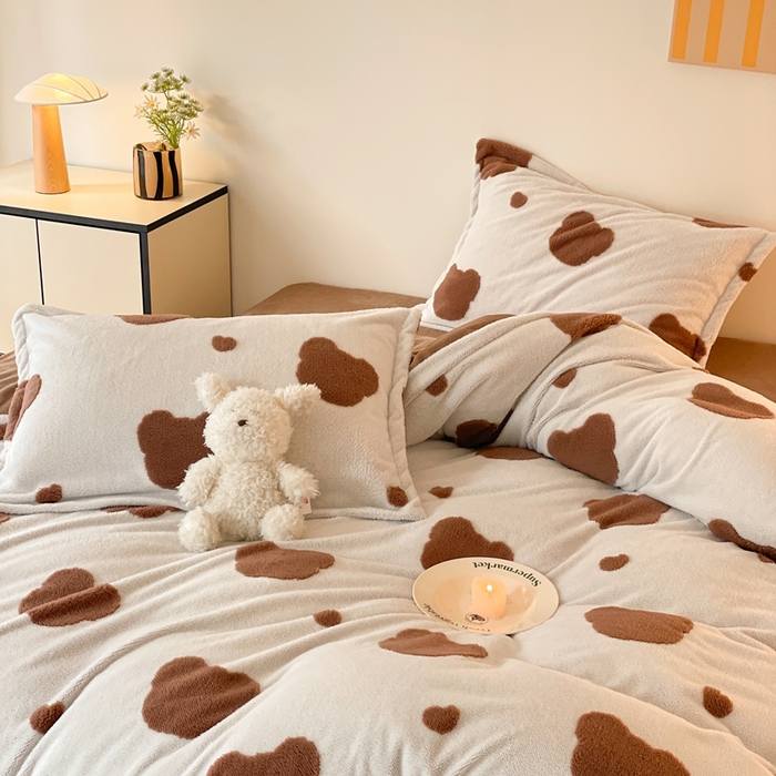 91家纺网 家纺一手货源 找家纺 川悦生活 2025新款A类300克高克重提花牛奶绒四件套 奶咖熊仔