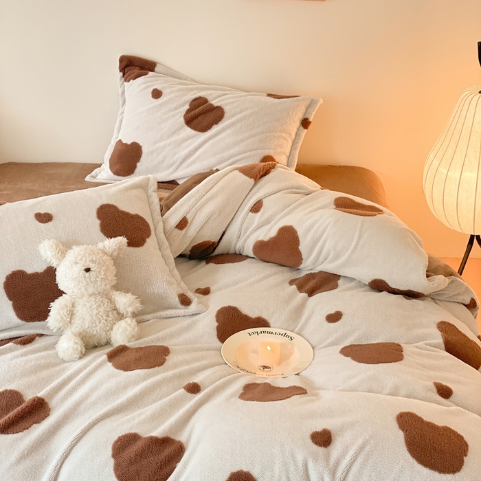 91家纺网 家纺一手货源 找家纺 川悦生活 2025新款A类300克高克重提花牛奶绒四件套 奶咖熊仔