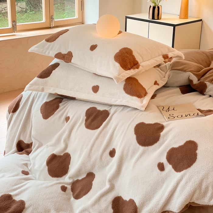 91家纺网 家纺一手货源 找家纺 川悦生活 2025新款A类300克高克重提花牛奶绒四件套 奶咖熊仔