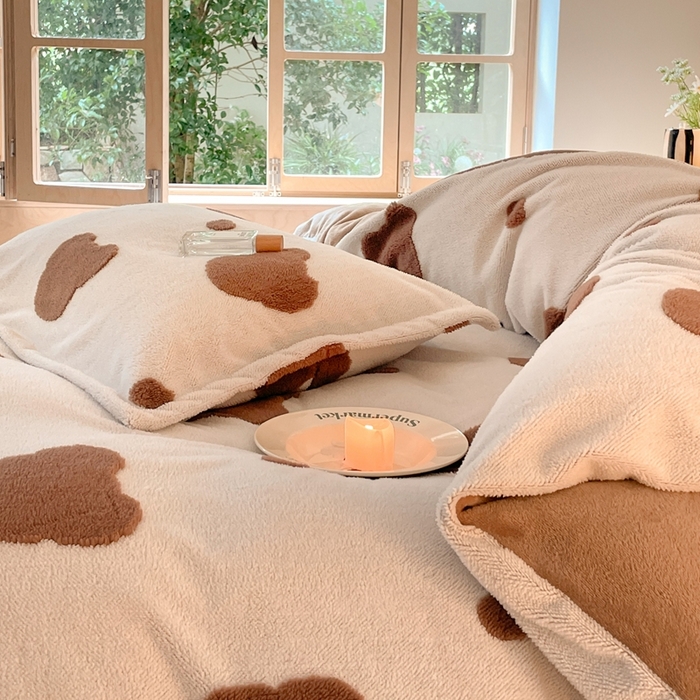 91家纺网 家纺一手货源 找家纺 川悦生活 2025新款A类300克高克重提花牛奶绒四件套 奶咖熊仔