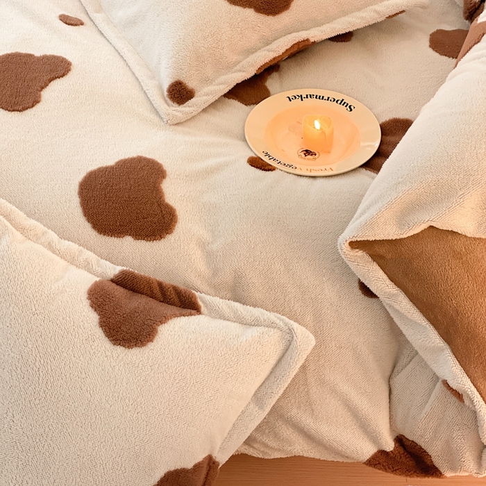 91家纺网 家纺一手货源 找家纺 川悦生活 2025新款A类300克高克重提花牛奶绒四件套 奶咖熊仔