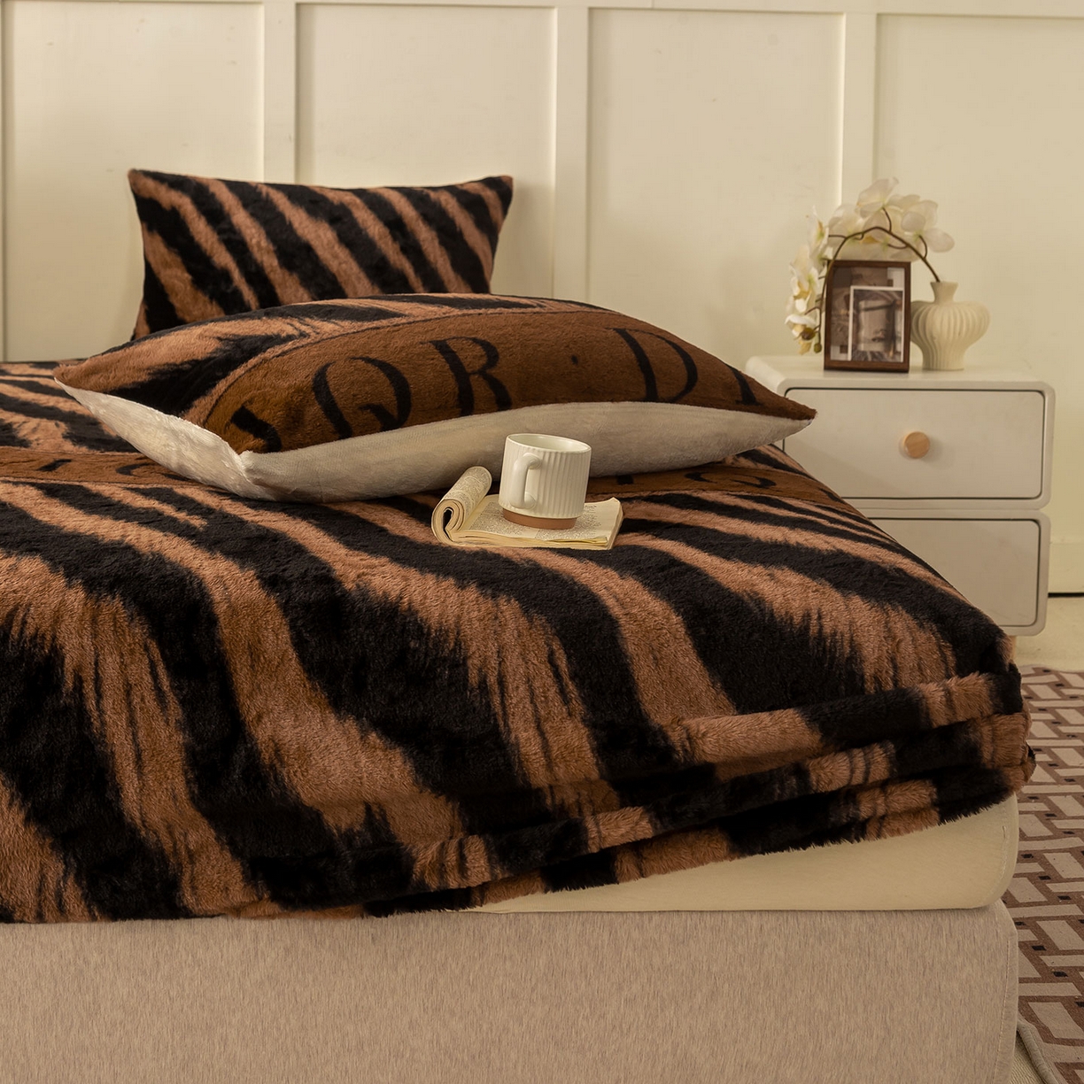 91家纺网 家纺一手货源 找家纺 眠势力 2025新款兔毛绒床笠单件冬季加绒冬季保暖保护套全包防尘床垫罩-美拉德系列 巴黎午后-咖【兔毛绒床笠】