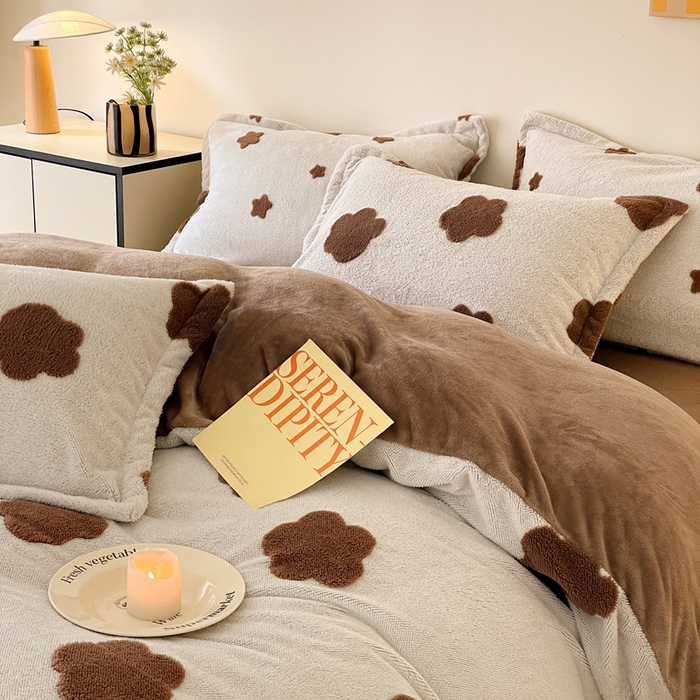 91家纺网 家纺一手货源 找家纺 川悦生活 2025新款A类300克高克重提花牛奶绒四件套 奶咖朵朵