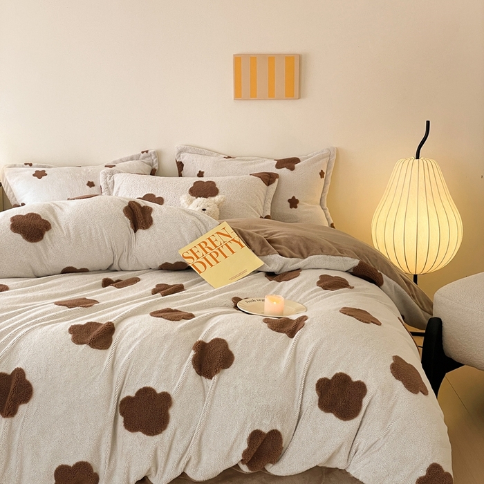 91家纺网 家纺一手货源 找家纺 川悦生活 2025新款A类300克高克重提花牛奶绒四件套 奶咖朵朵