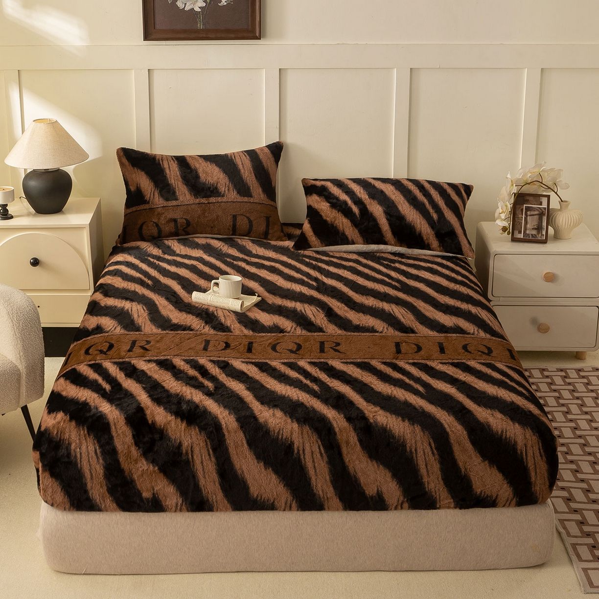 91家纺网 家纺一手货源 找家纺 眠势力 2025新款兔毛绒床笠单件冬季加绒冬季保暖保护套全包防尘床垫罩-美拉德系列 巴黎午后-咖【兔毛绒床笠】