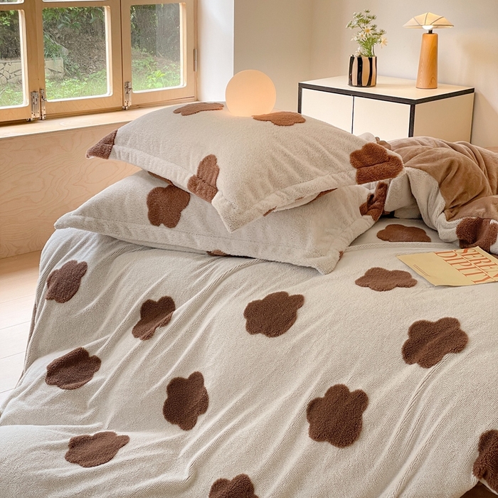 91家纺网 家纺一手货源 找家纺 川悦生活 2025新款A类300克高克重提花牛奶绒四件套 奶咖朵朵