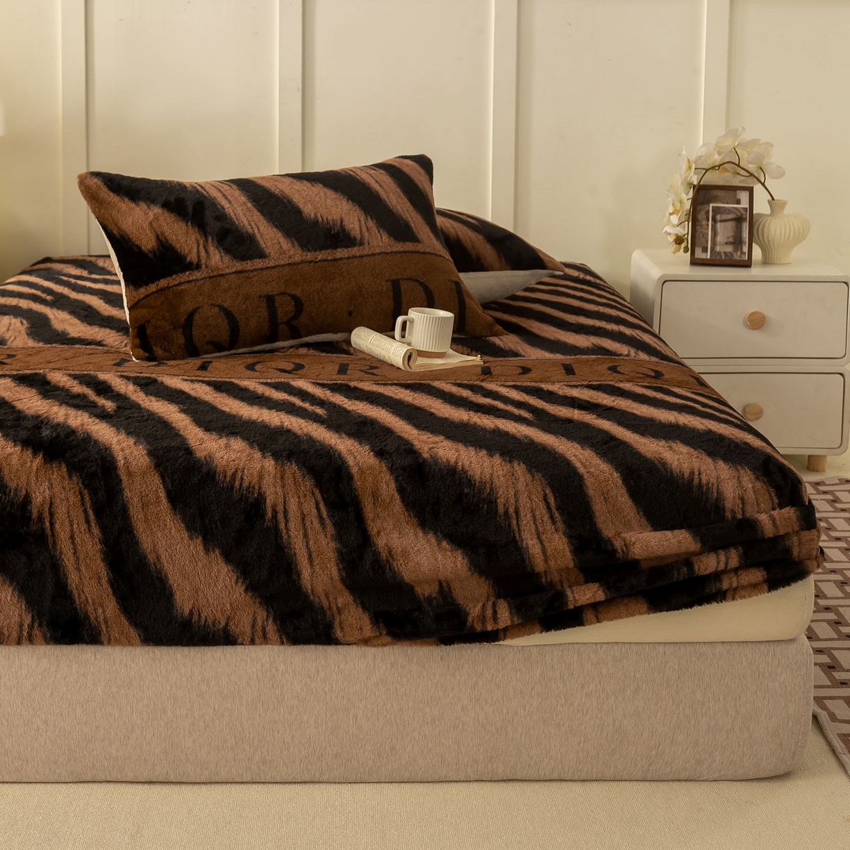 91家纺网 家纺一手货源 找家纺 眠势力 2025新款兔毛绒床笠单件冬季加绒冬季保暖保护套全包防尘床垫罩-美拉德系列 巴黎午后-咖【兔毛绒床笠】