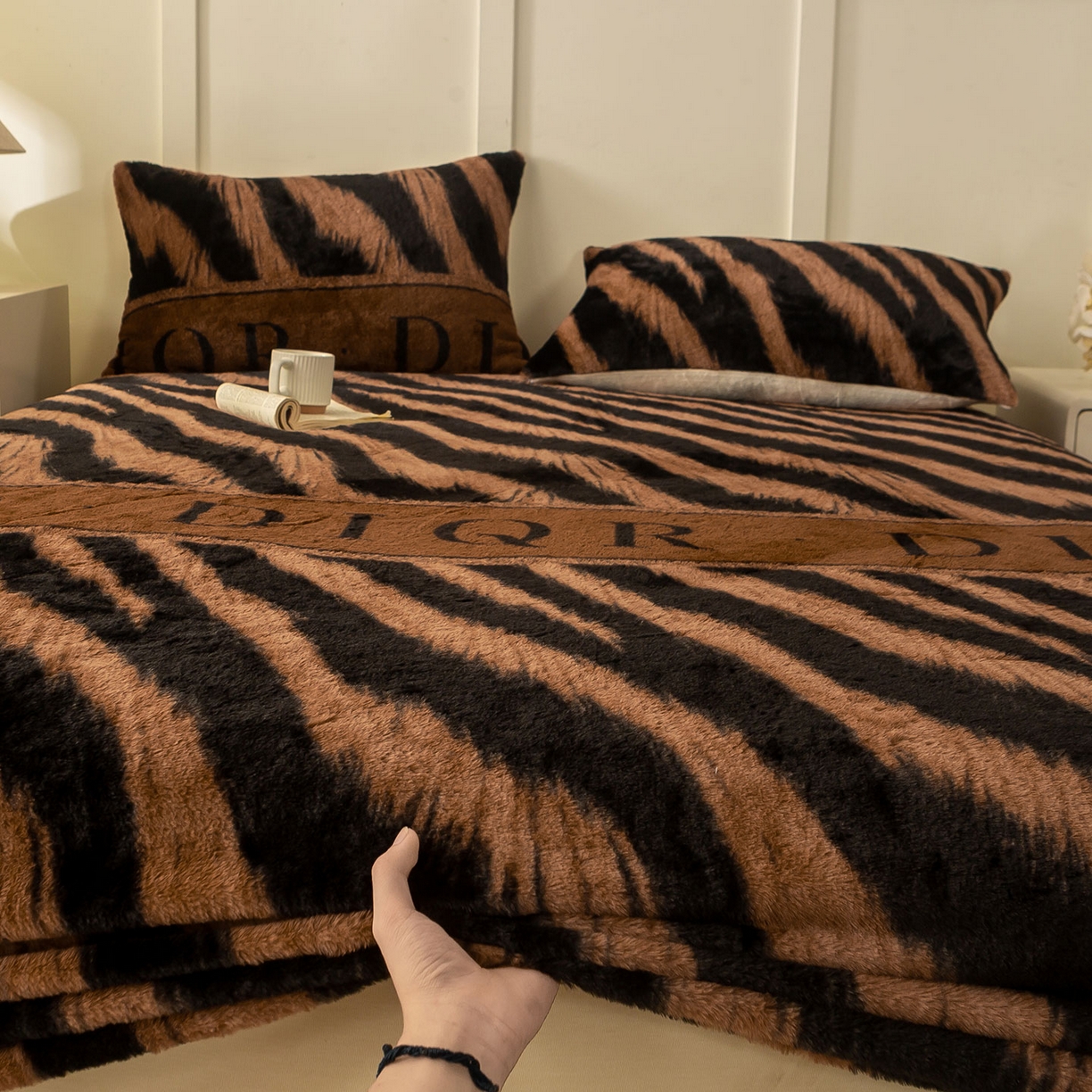 91家纺网 家纺一手货源 找家纺 眠势力 2025新款兔毛绒床笠单件冬季加绒冬季保暖保护套全包防尘床垫罩-美拉德系列 巴黎午后-咖【兔毛绒床笠】