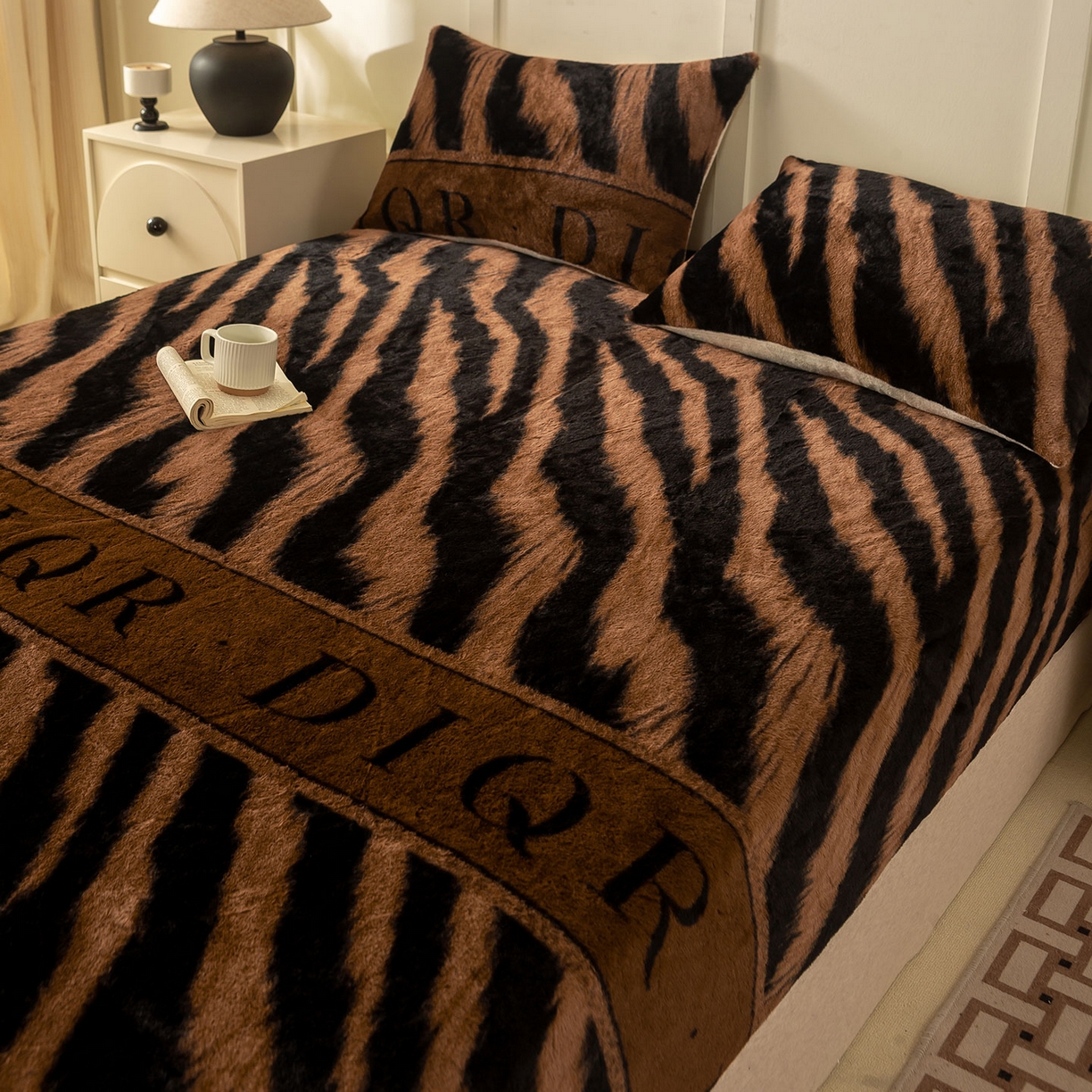 91家纺网 家纺一手货源 找家纺 眠势力 2025新款兔毛绒床笠单件冬季加绒冬季保暖保护套全包防尘床垫罩-美拉德系列 巴黎午后-咖【兔毛绒床笠】