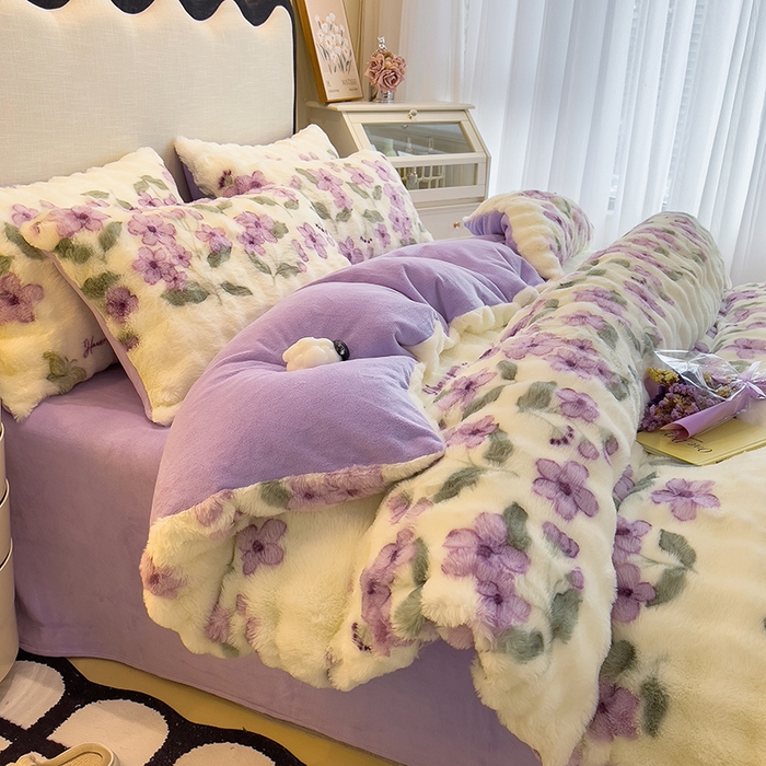 91家纺网 家纺一手货源 找家纺 摩妮卡 2025新款A类大泡泡印花兔毛牛奶绒四件套 梦妆花