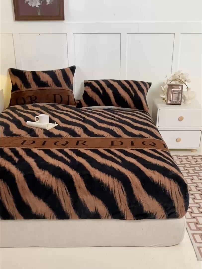 91家纺网 家纺一手货源 找家纺 眠势力 2025新款兔毛绒床笠单件冬季加绒冬季保暖保护套全包防尘床垫罩-美拉德系列 巴黎午后-咖【兔毛绒床笠】