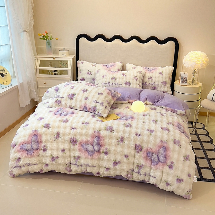 91家纺网 家纺一手货源 找家纺 摩妮卡 2025新款A类大泡泡印花兔毛牛奶绒四件套 花园蝴蝶