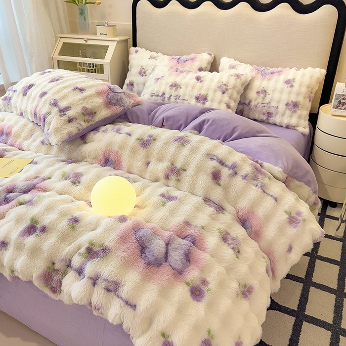 91家纺网 家纺一手货源 找家纺 摩妮卡 2025新款A类大泡泡印花兔毛牛奶绒四件套 花园蝴蝶