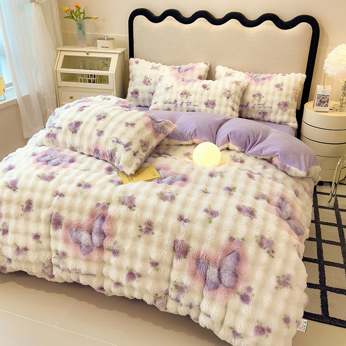 91家纺网 家纺一手货源 找家纺 摩妮卡 2025新款A类大泡泡印花兔毛牛奶绒四件套 花园蝴蝶