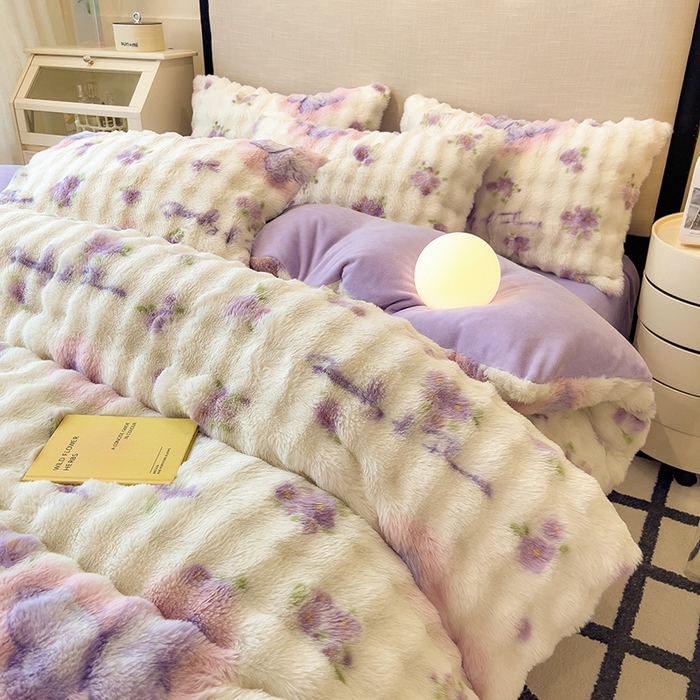 91家纺网 家纺一手货源 找家纺 摩妮卡 2025新款A类大泡泡印花兔毛牛奶绒四件套 花园蝴蝶