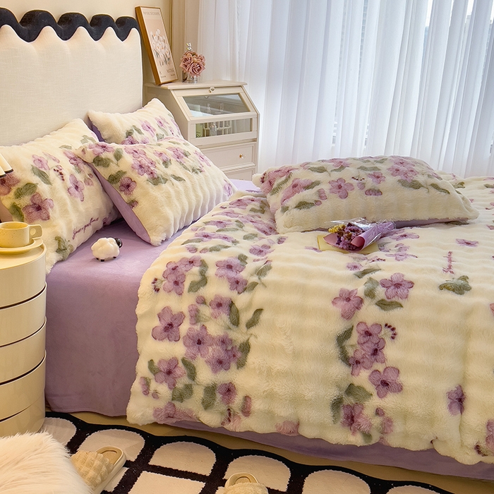 91家纺网 家纺一手货源 找家纺 摩妮卡 2025新款A类大泡泡印花兔毛牛奶绒四件套 梦妆花