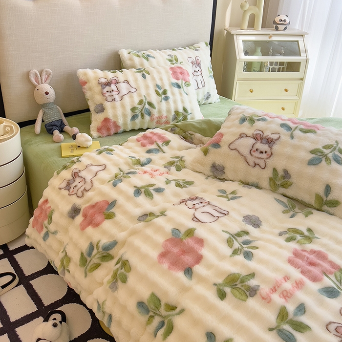 91家纺网 家纺一手货源 找家纺 摩妮卡 2025新款A类大泡泡印花兔毛牛奶绒四件套 萌兔花园