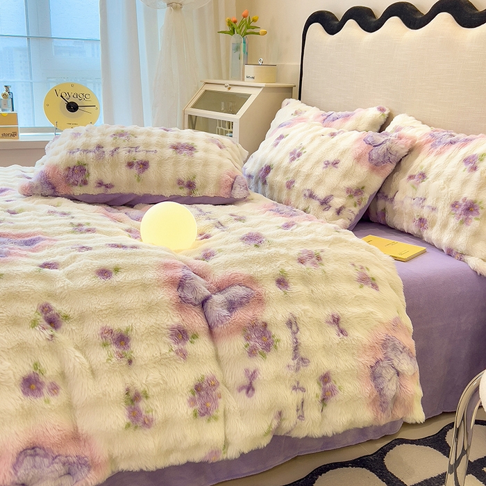 91家纺网 家纺一手货源 找家纺 摩妮卡 2025新款A类大泡泡印花兔毛牛奶绒四件套 花园蝴蝶