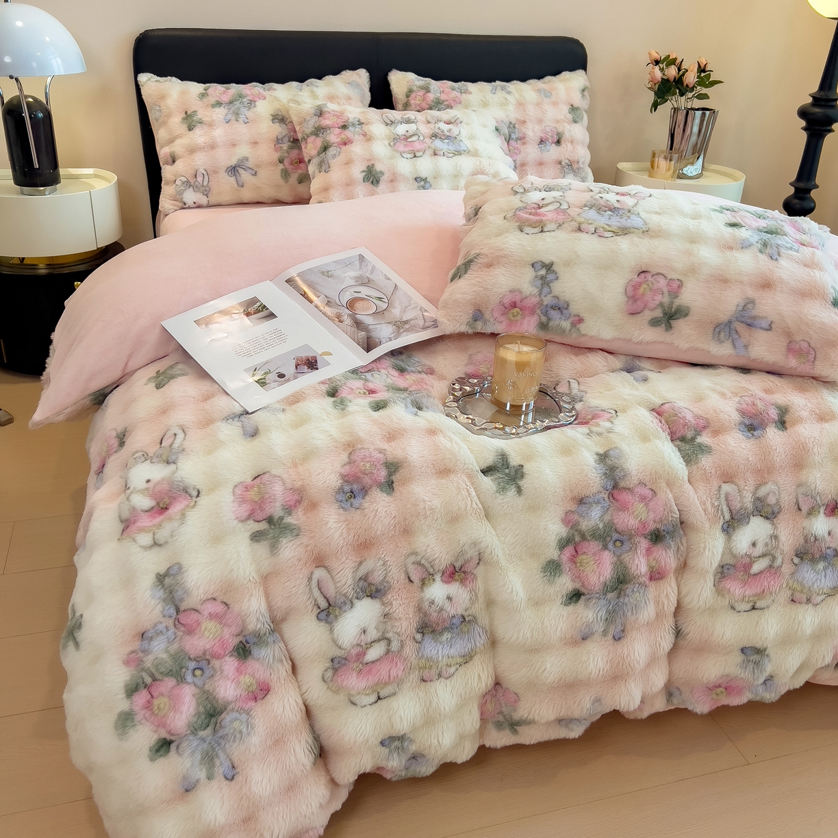 91家纺网 家纺一手货源 找家纺 摩妮卡 2025新款A类大泡泡印花兔毛牛奶绒四件套 谈话会