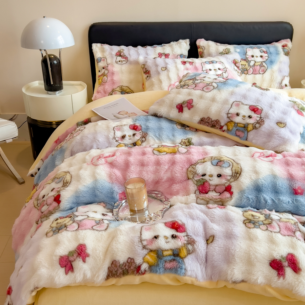 91家纺网 家纺一手货源 找家纺 摩妮卡 2025新款A类大泡泡印花兔毛牛奶绒四件套 猫猫日常